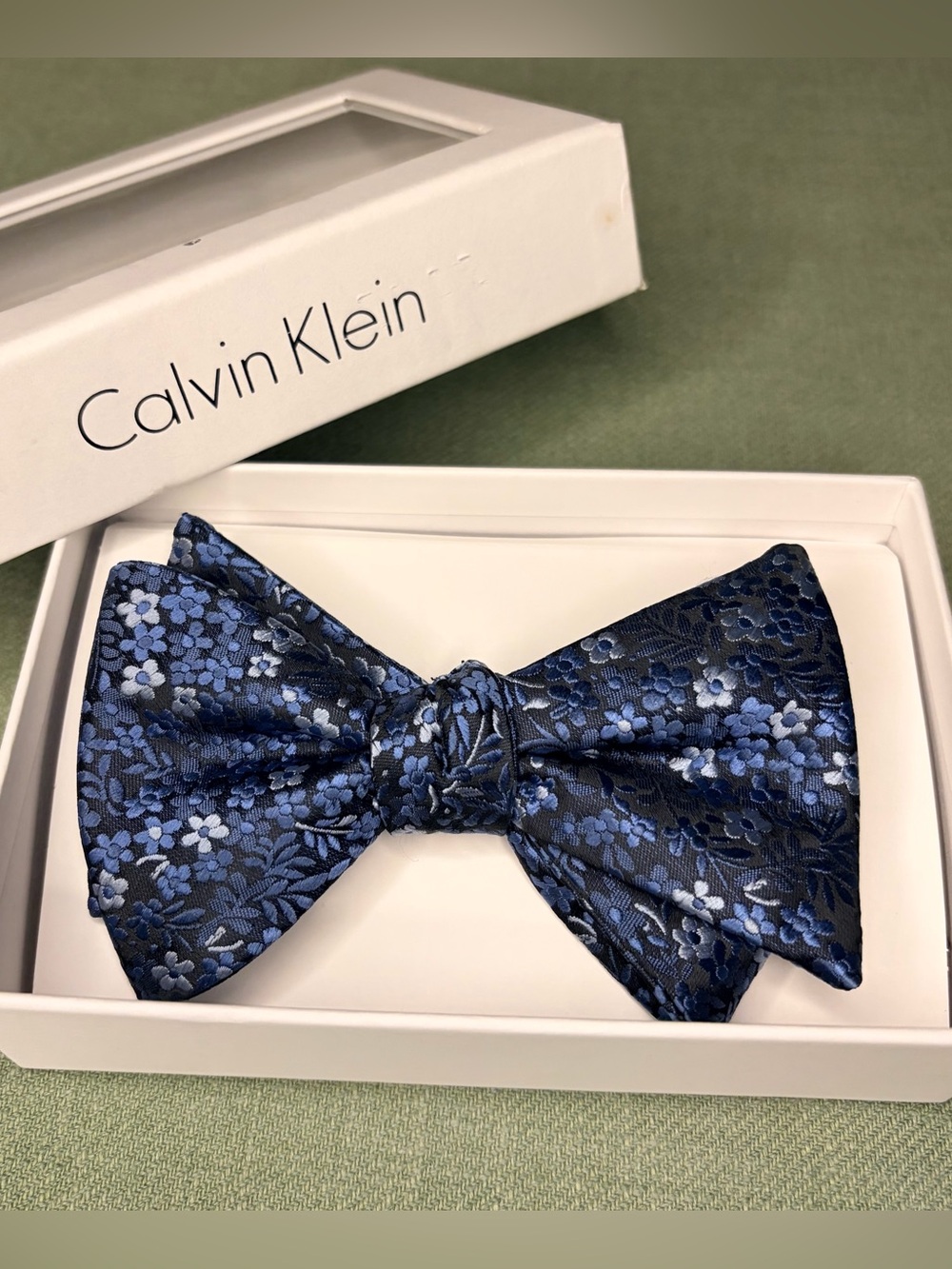 Calvin Klein Blue Floral Jacquard Adjustable Pre-Tied Bow Tie With Box